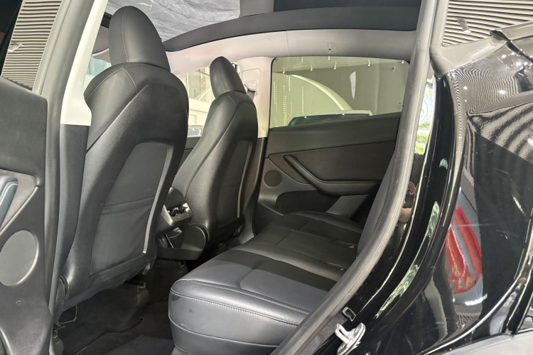 Tesla Model Y 2023 car image #16