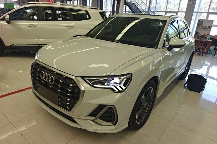 Audi Q3 2020 car image #2