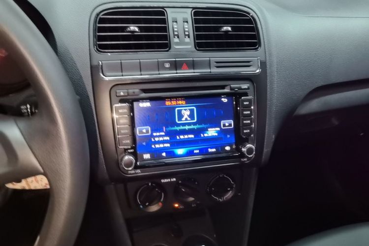 Volkswagen Polo 2016 car image #13