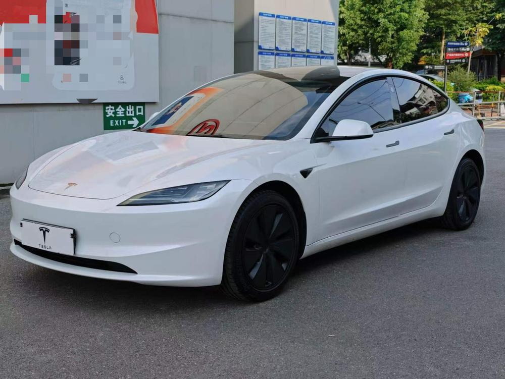 Tesla Model 3 2025 immagine di auto 