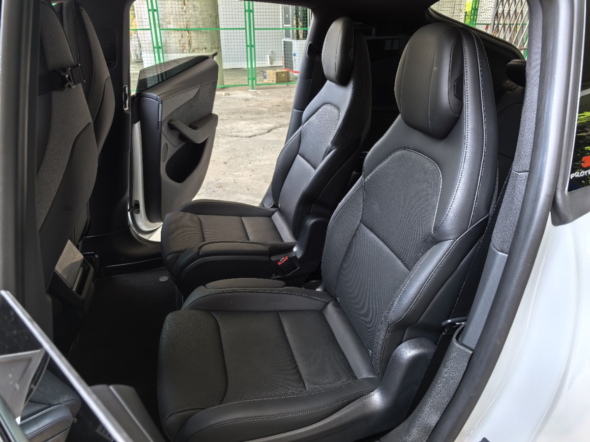 Tesla Model Y L 2025 #8 Tesla Model Y L 2025 car image #8