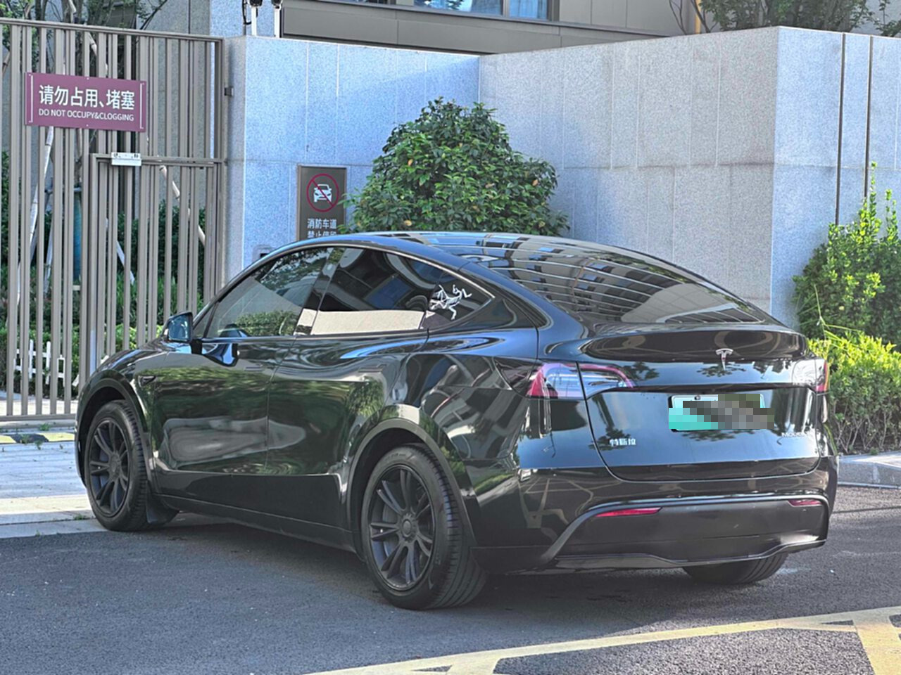 Tesla Model Y 2023 car image #11