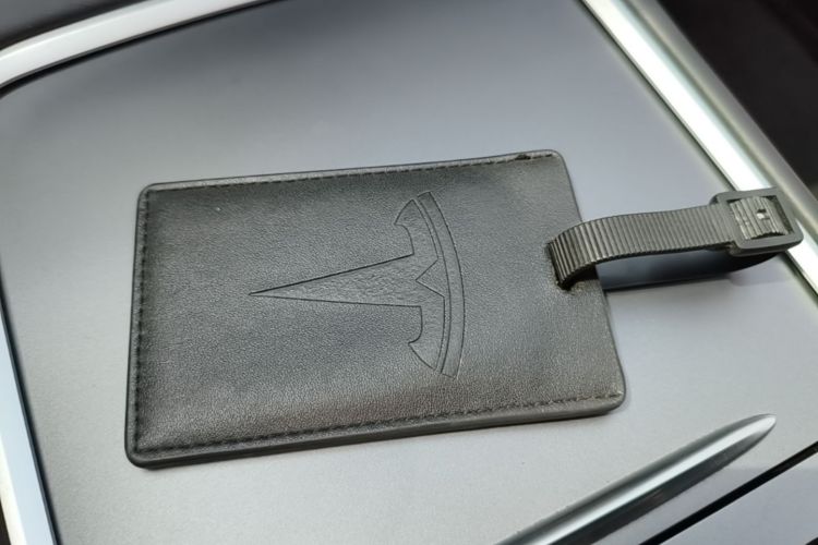 Tesla Model Y 2023 car image #9