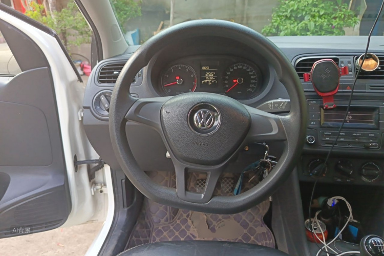 Volkswagen Polo 2015 car image #12