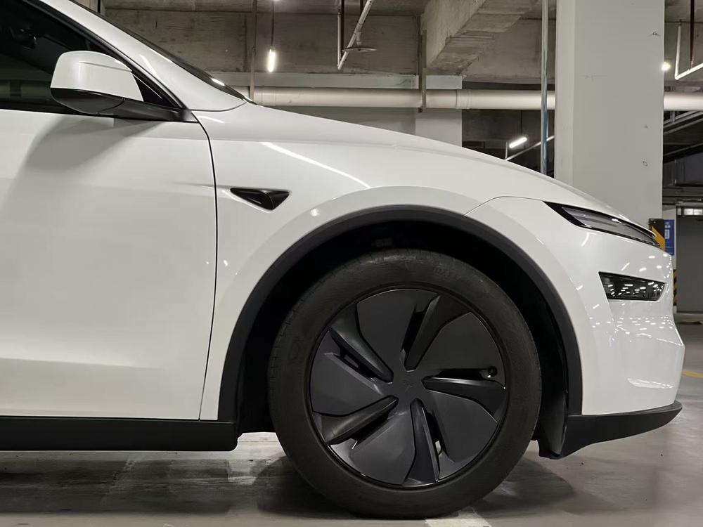 Tesla Model Y 2025 #5 Tesla Model Y 2025 car image #5