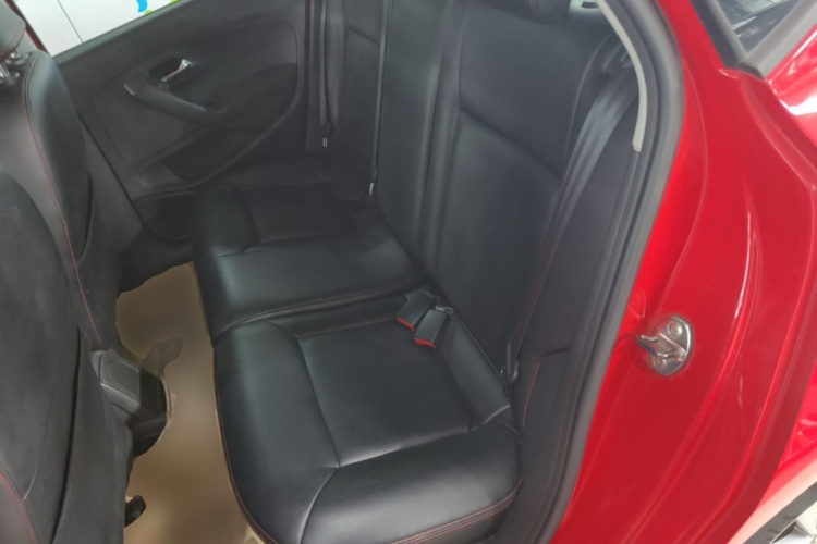 Volkswagen Polo 2015 car image #17