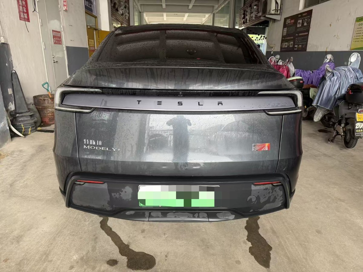 Tesla Model Y 2025 #8 Tesla Model Y 2025 car image #8