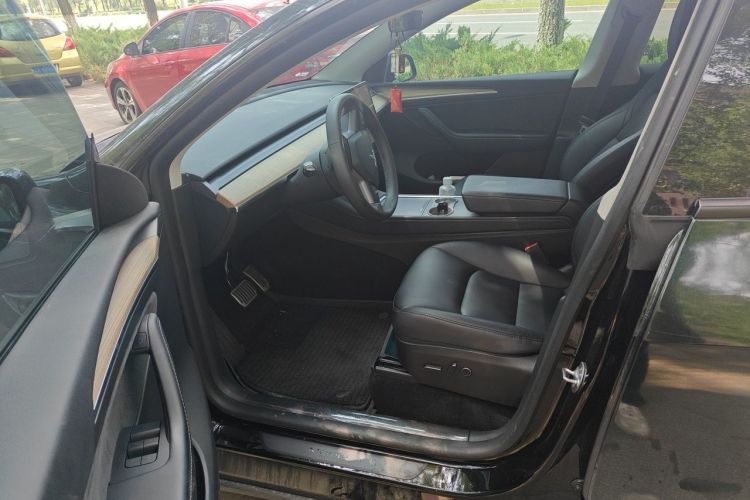 Tesla Model Y 2023 car image #13
