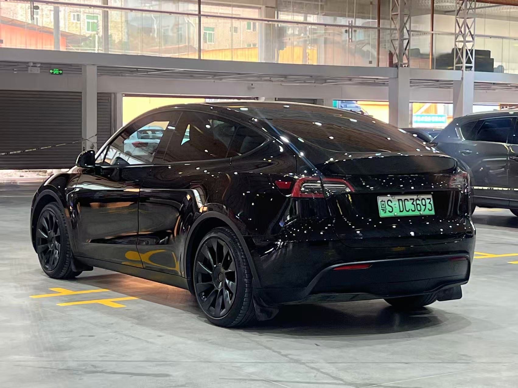 Tesla Model Y 2022 car image #2