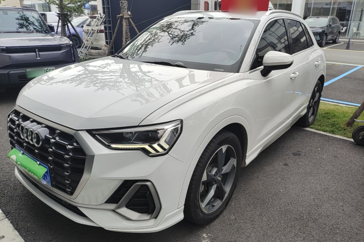 Audi Q3 2020 car image #2