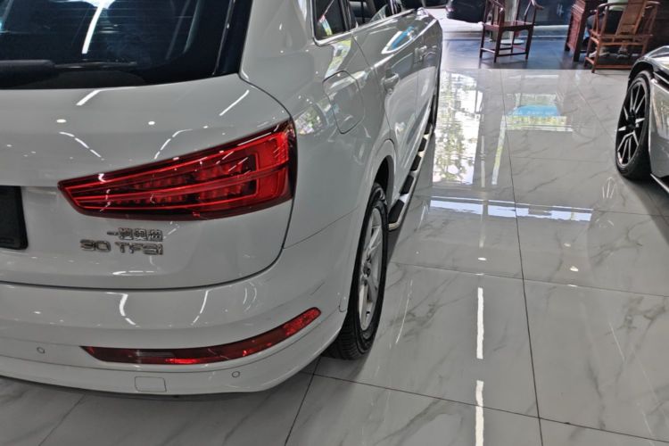 Audi Q3 2018 car image #8