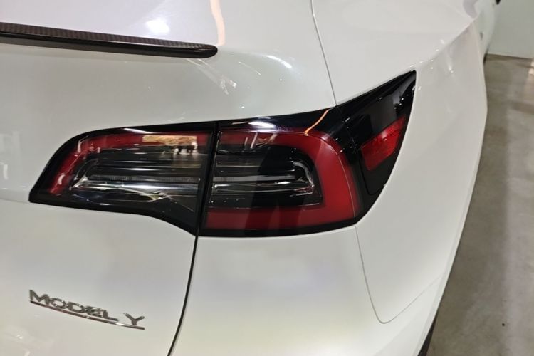 Tesla Model Y 2021 car image #8