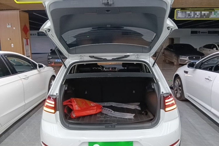 Volkswagen Golf 2019 car image #19