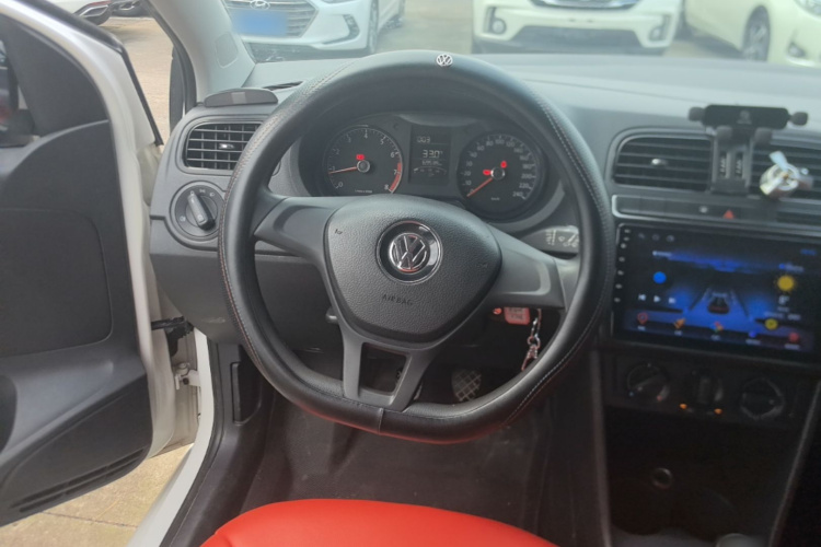 Volkswagen Polo 2014 car image #11
