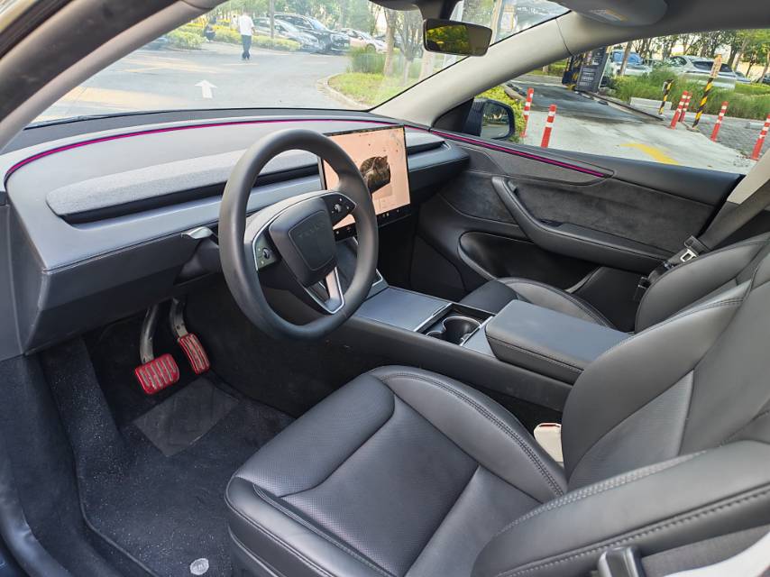 Tesla Model Y 2025 #4 Tesla Model Y 2025 car image #4