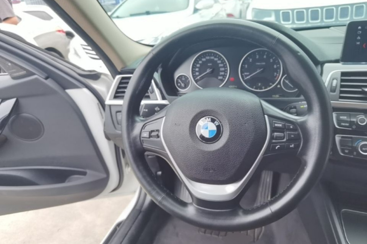 BMW 3 Series 2019 car image #11