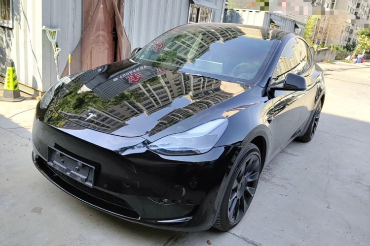 Tesla Model Y 2023 car image #2