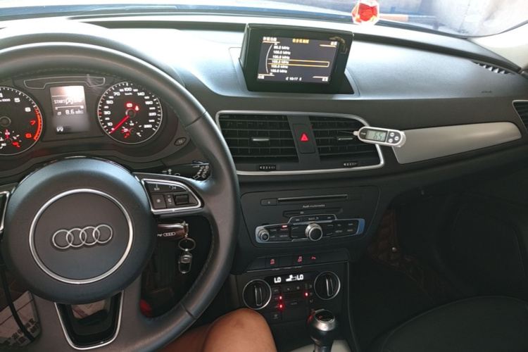 Audi Q3 2017 car image #11