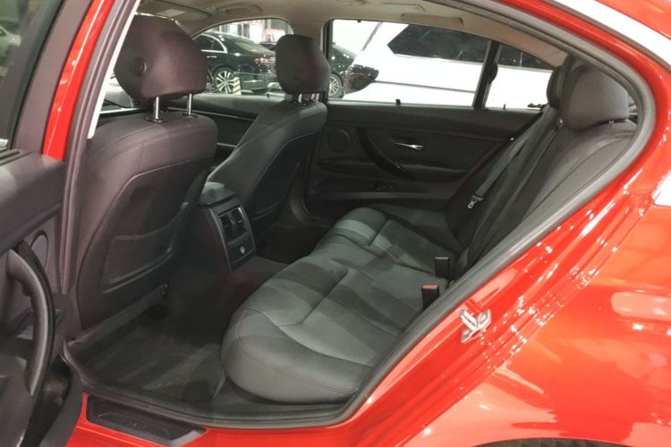 BMW 3 Series 2018 car image #17