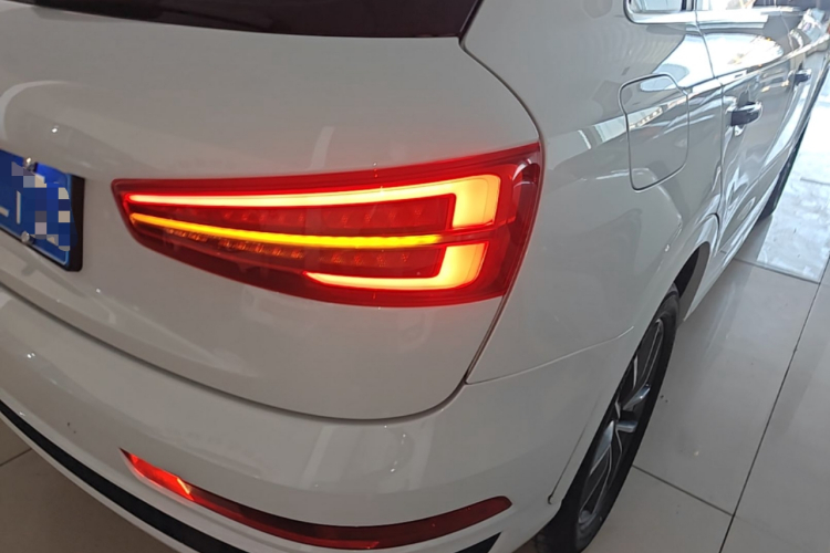 Audi Q3 2019 car image #8