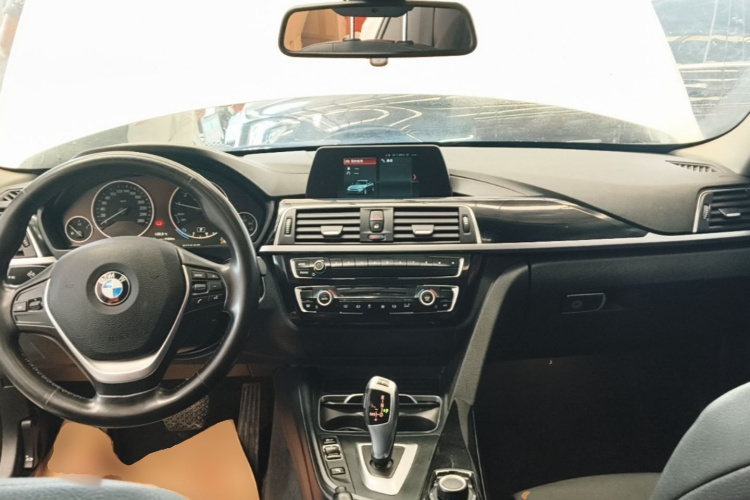 BMW 3 Series 2018 car image #11