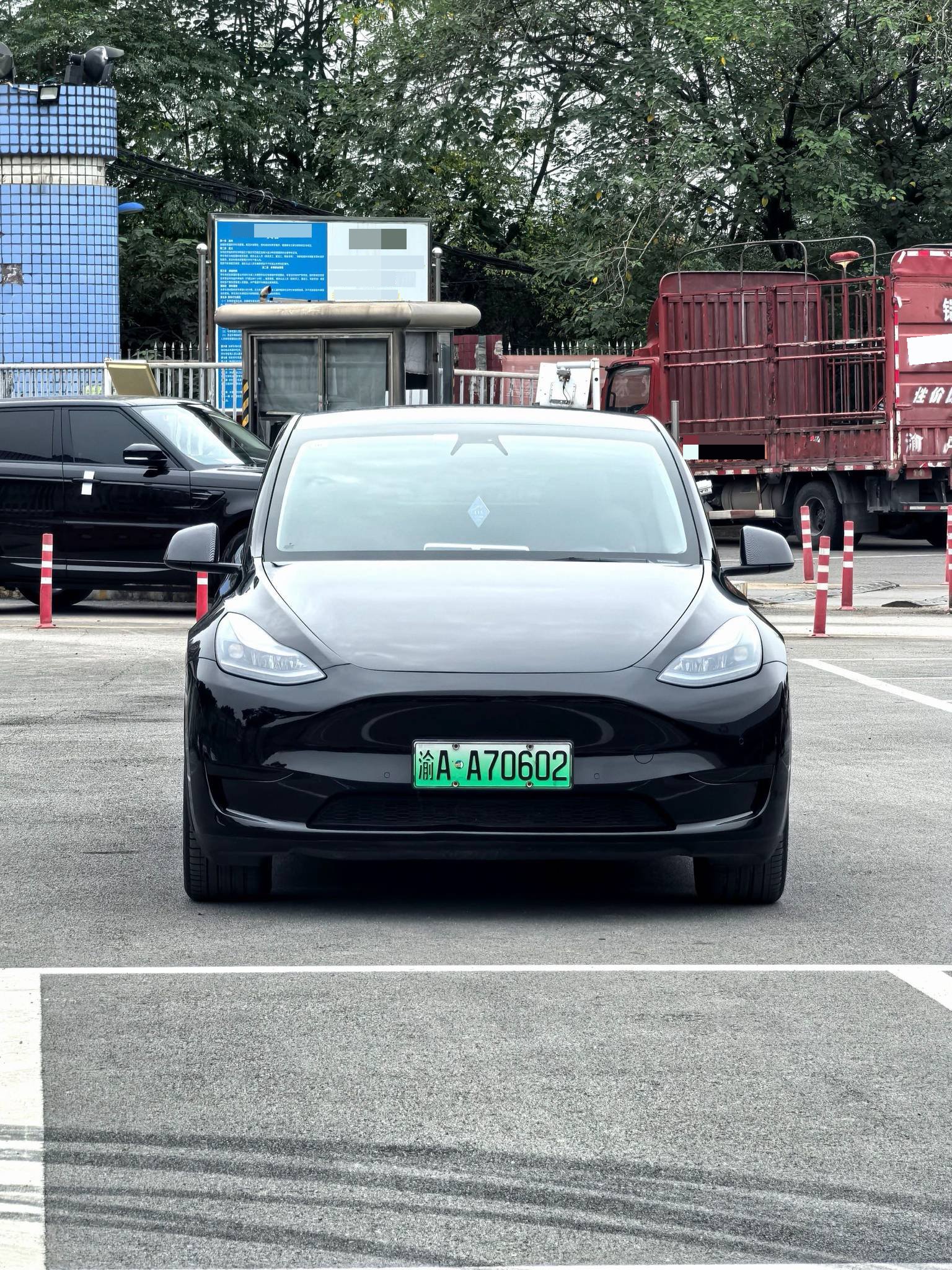 Tesla Model Y 2023 car image #2