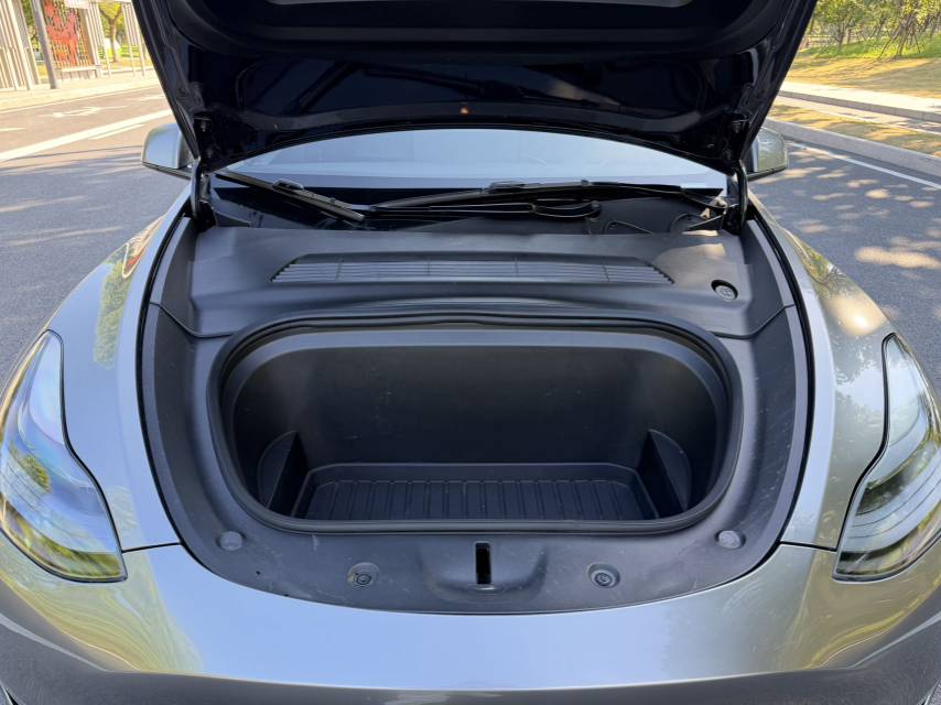 Tesla Model Y 2024 #14 Tesla Model Y 2024 car image #14