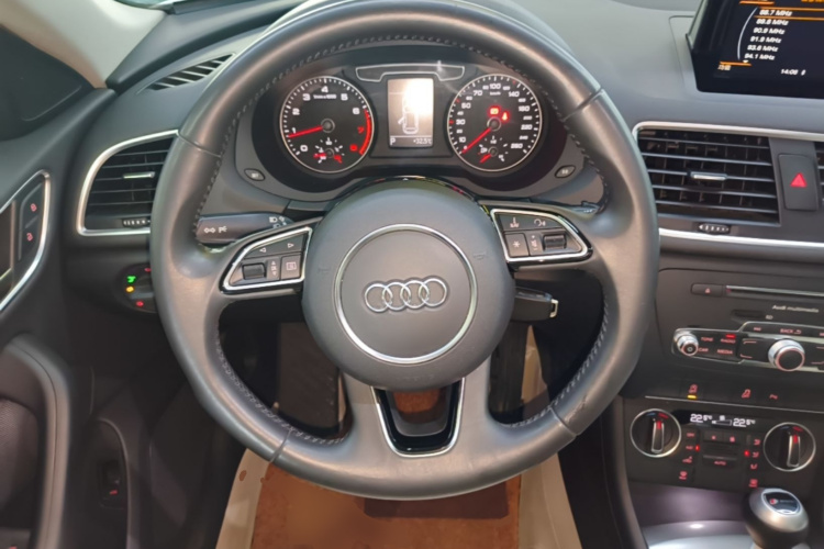 Audi Q3 2018 car image #11