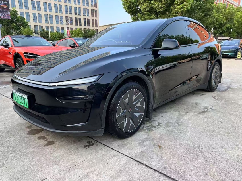 Tesla Model Y L 2025 #2 Tesla Model Y L 2025 car image #2