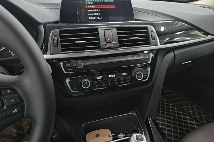 BMW 3 Series 2018 car image #17