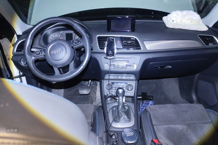 Audi Q3 2019 car image #11