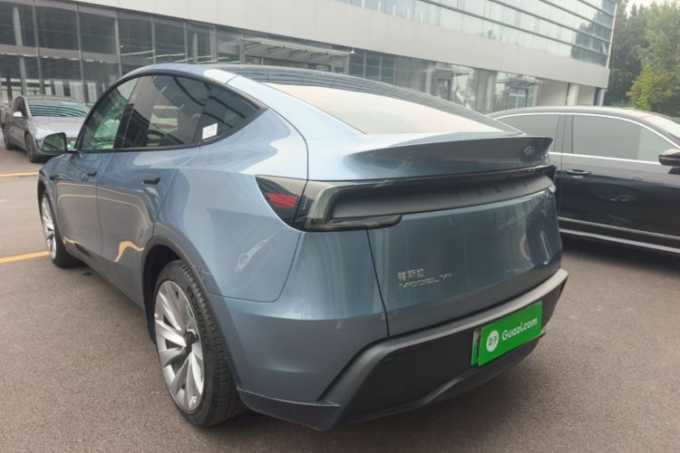Tesla Model Y 2025 #5 Tesla Model Y 2025 car image #5