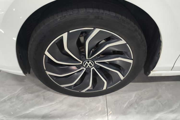 Volkswagen Golf 2023 car image #9
