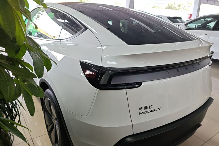 Tesla Model Y 2026 #5 Tesla Model Y 2026 car image #5