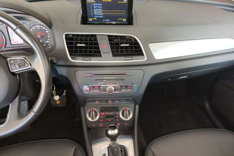 Audi Q3 2015 car image #13