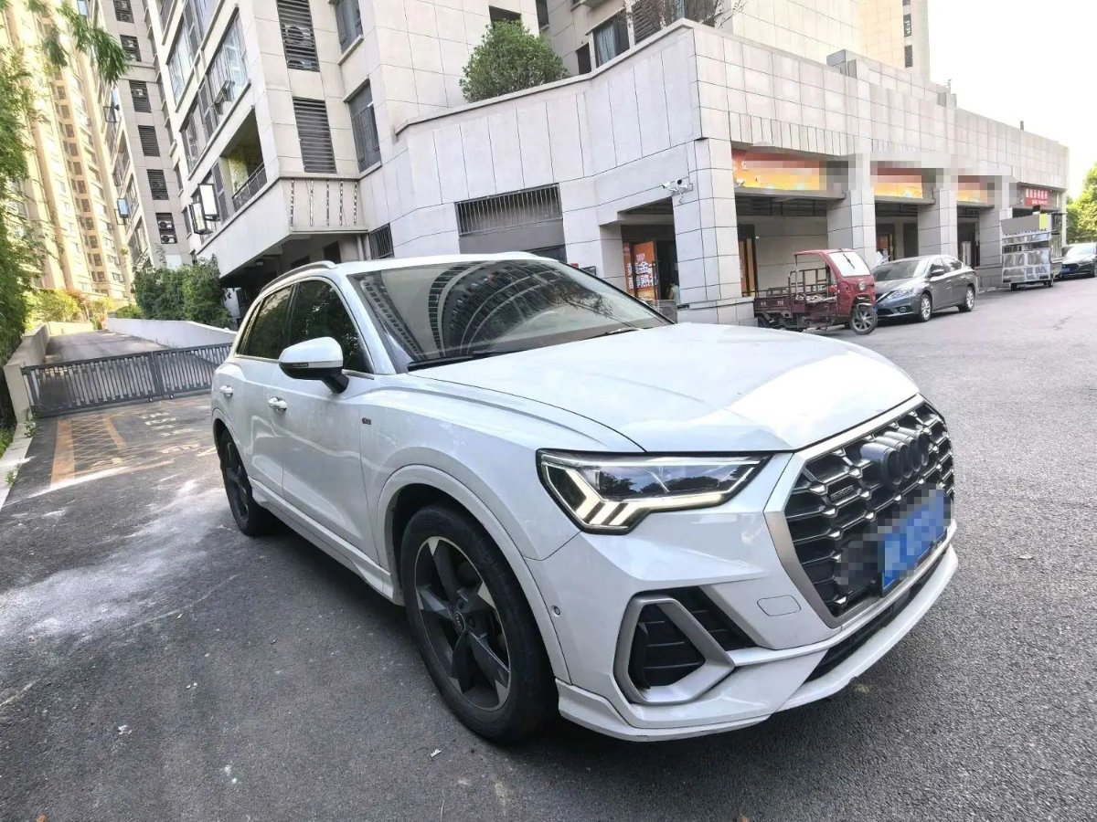 Audi Q3 2022 car image #2