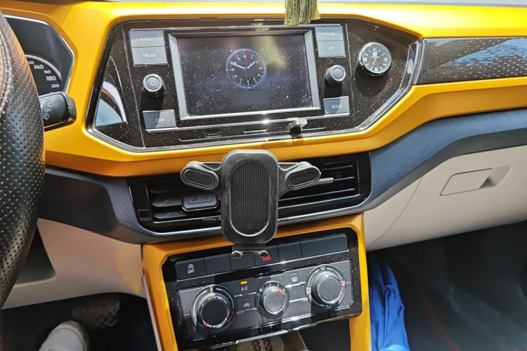Volkswagen T-Cross 2021 car image #17