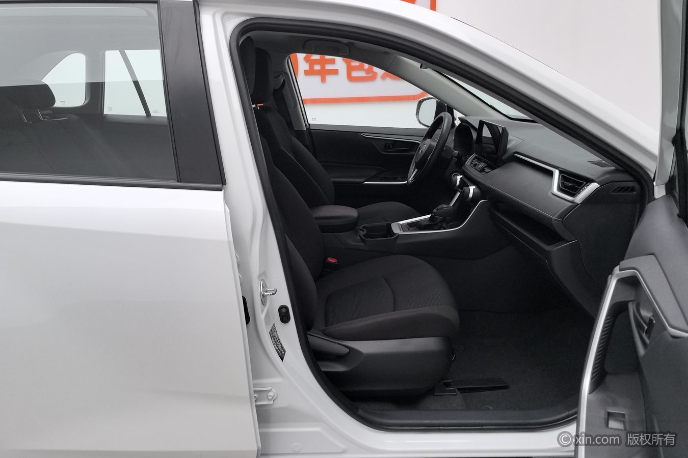 Toyota RAV4 2024 изображение автомобиля #24