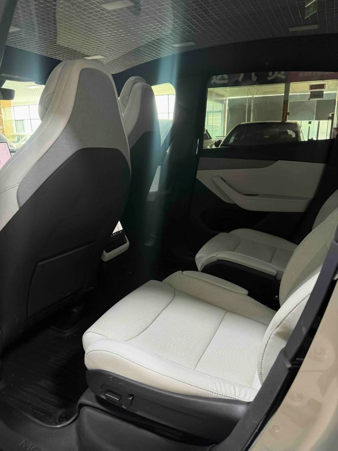 Tesla Model Y L 2025 #8 Tesla Model Y L 2025 car image #8