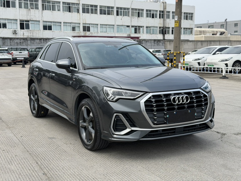 Audi Q3 2020 car image #3