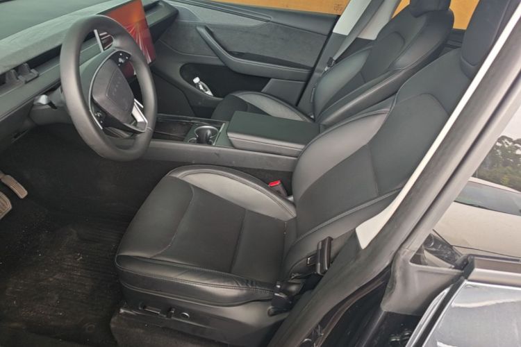 Tesla Model Y 2025 car image #19