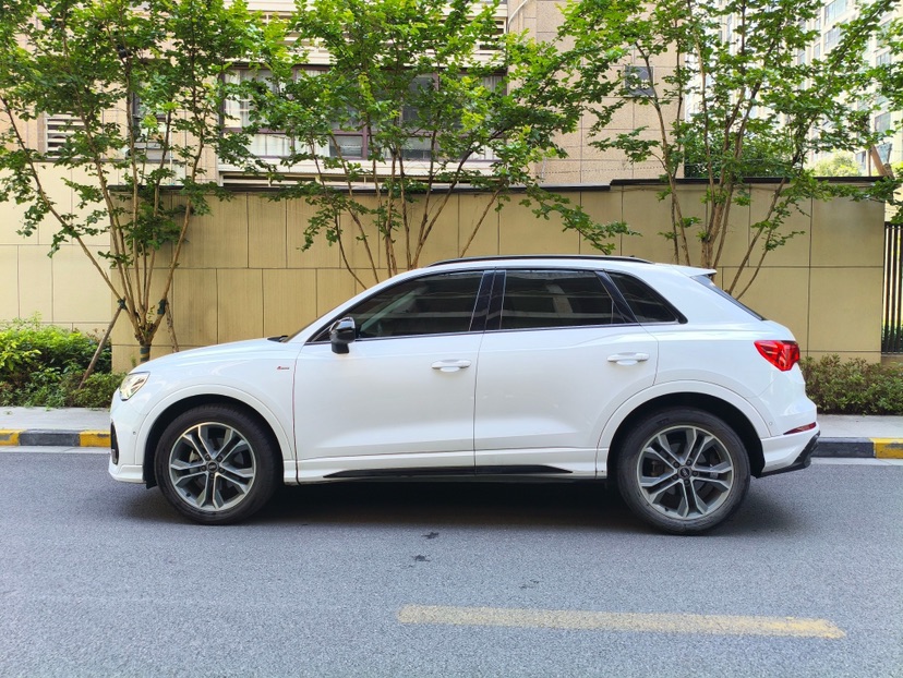 Audi Q3 2023 car image #4