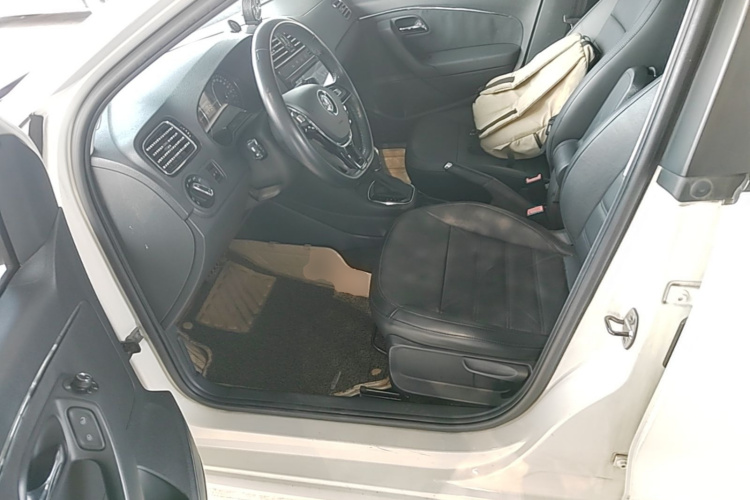 Volkswagen Polo 2014 car image #15