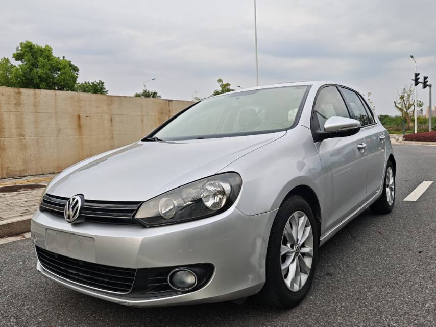 Volkswagen Golf 2012 car image 
