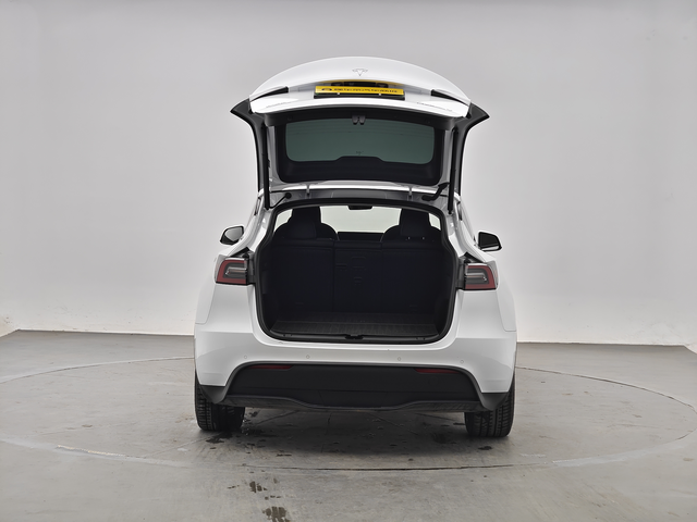 Tesla Model Y 2023 صورة سيارة #4