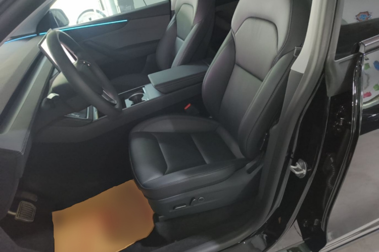Tesla Model Y 2025 car image #15