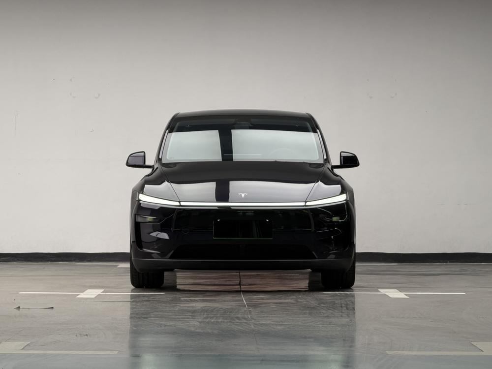 Tesla Model Y 2025 #2 Tesla Model Y 2025 car image #2