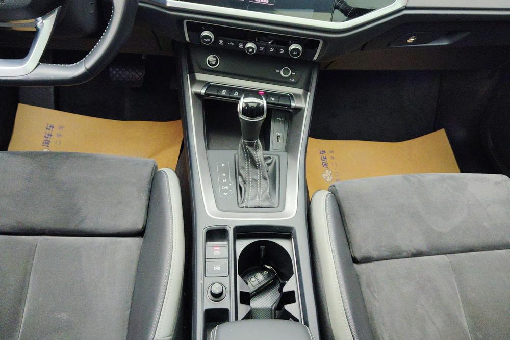 Audi Q3 2020 car image #14