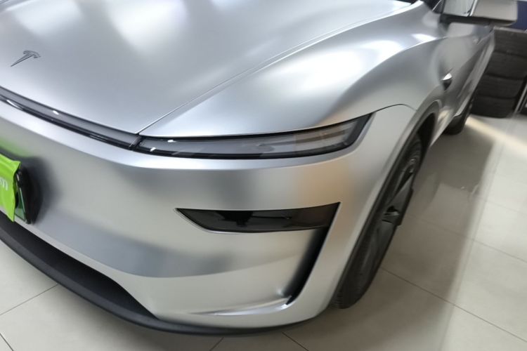 Tesla Model Y 2025 imagen de coche #23