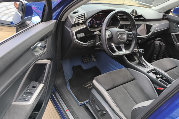 Audi Q3 2021 car image #16
